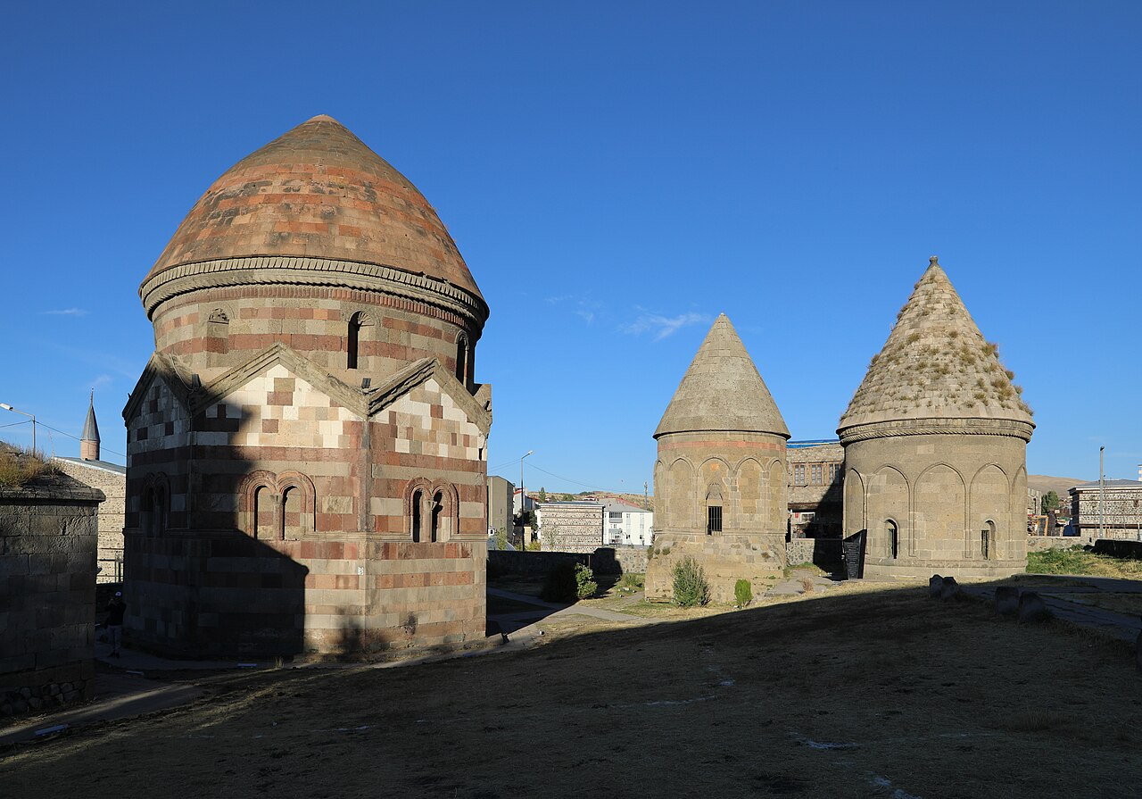 Üç Kümbetler: Yakutiye'deki Taş Mezarlar